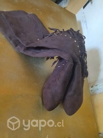 Botas gamuza café con flecos tipo bucanera