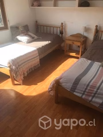 Dos camas y velador a juego