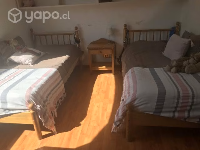 Dos camas y velador a juego