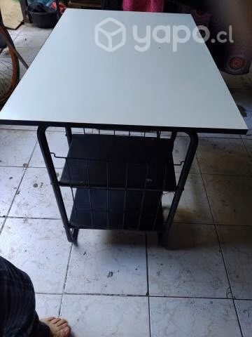Escritorio base metal y cubierta de madera