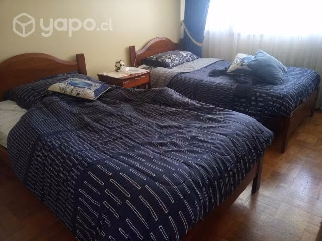 2 camas de 1 plaza y 1/2 y 1 velador
