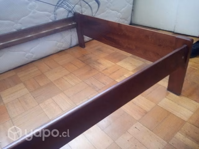 2 camas de 1 plaza y 1/2 y 1 velador