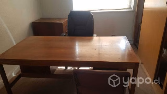 Muebles oficina: 2 escritorios, 4 sillas, Kardex