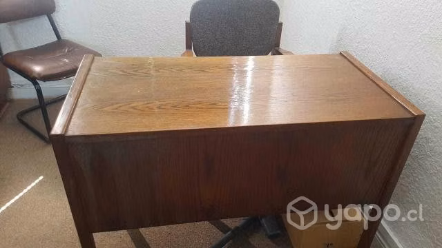Muebles oficina: 2 escritorios, 4 sillas, Kardex