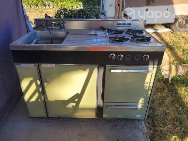 Encimera con horno, lavaplatos y refrigerador
