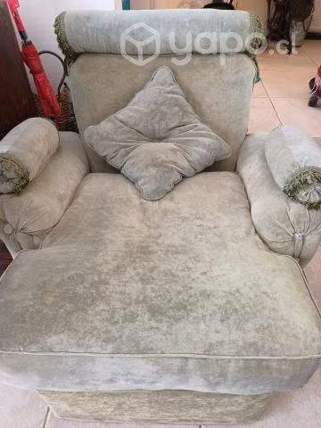 Dos sillones de madera nativa