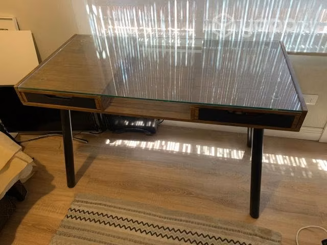 Escritorio de madera y cubierta de vidrio