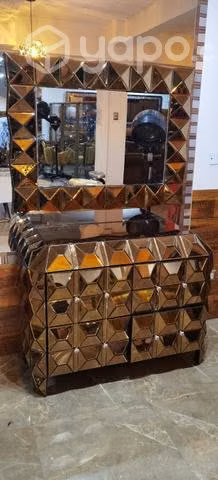 Linda mesa de arrimo y cómoda de lujo