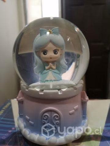 Esfera musical con luces y nieve grande