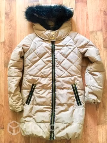Parka Color Arena con Capuchón de Piel Negra