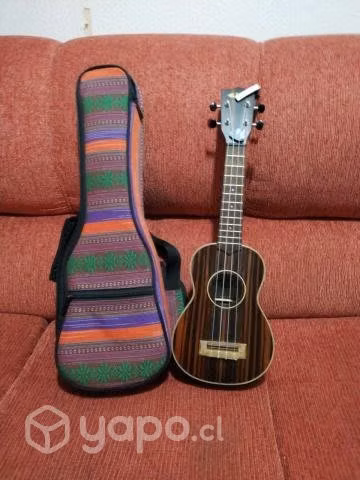 Ukelele Kala soprano (cejillo, funda y uñeta)