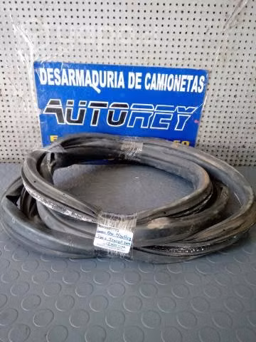 Goma contorno pilar puerta delantera izquierda For