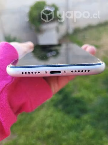 IPhone 11 con su cargador original