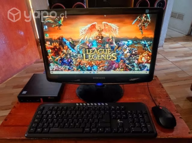 Lenovo ThinkCentre i5 con monitor teclado y mouse