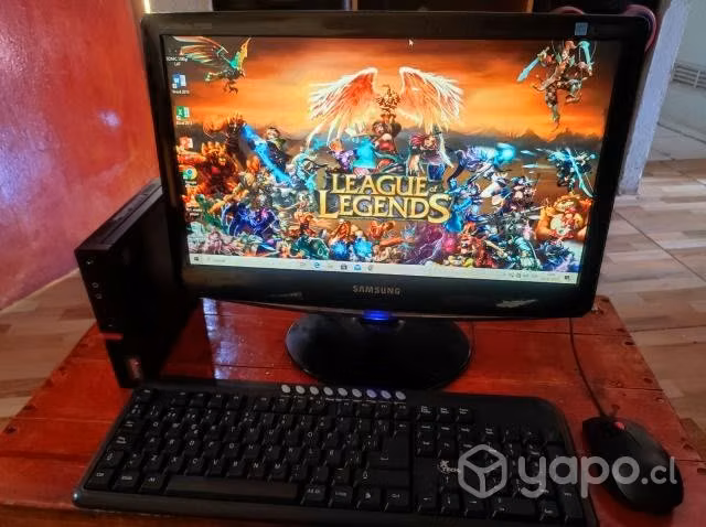 Lenovo ThinkCentre i5 con monitor teclado y mouse
