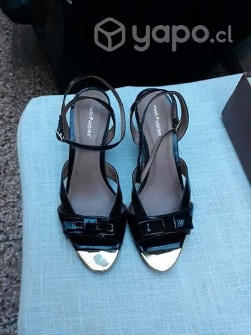 Chalas charol hush Puppies