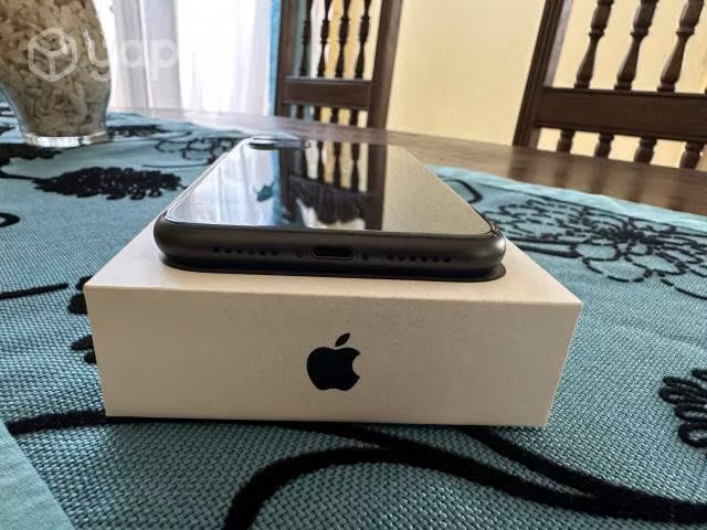 IPhone 11 black 64 GB.