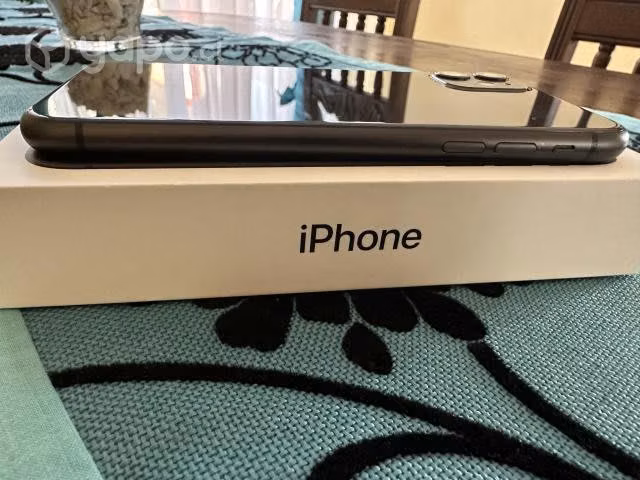 IPhone 11 black 64 GB.
