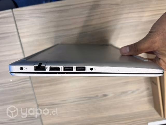 Laptop HP 14" i3 4GB 256gb poco uso