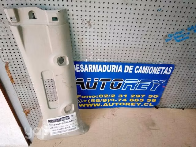 Tapiz cubre pilar central super izq Nissan NP300
