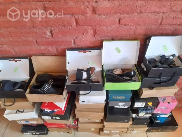 Lote de zapatos y sandalias