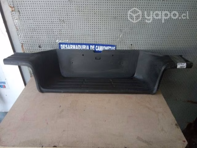 Moldura central parachoque tras Toyota Hilux Revo
