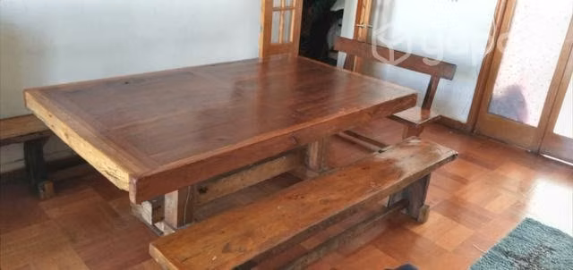 Hermosa mesa de roble con durmiente