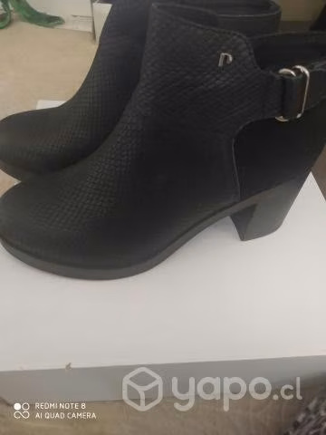 Lindos zapatos cuero Marca Pollini, negro