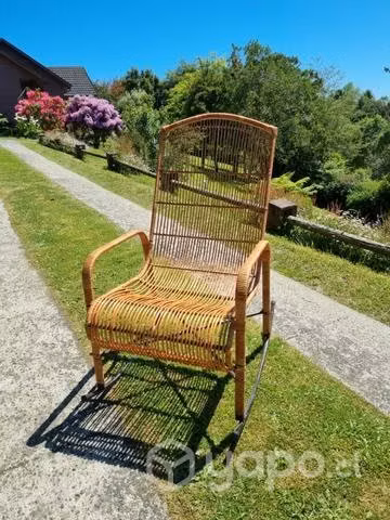 Silla mecedora metálica tejida en mimbre