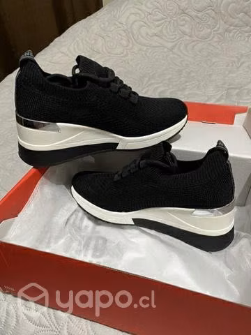 Zapatillas Mujer XTI taco negras