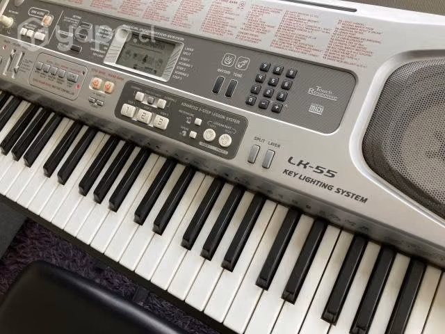 Teclado Casio LK-55 con atril y sillín