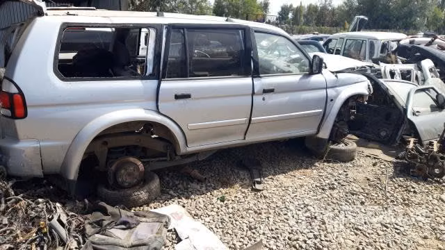 Puerta trasera rh mitsubishi montero 2007