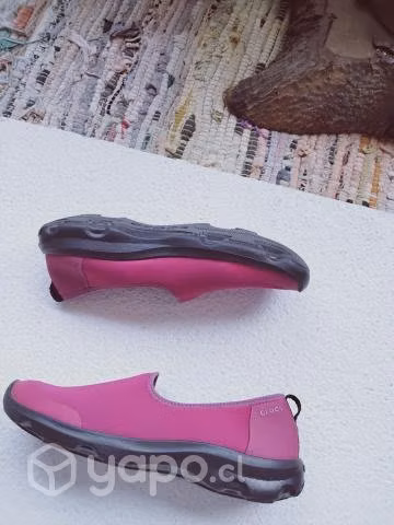 Zapatos planos mujer rosa fuxia marca Crocs - Imagen 2
