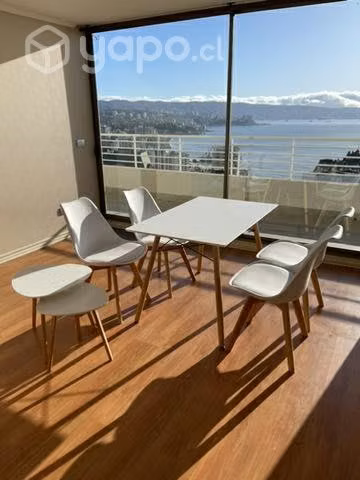 Mesa con 4 sillas y mesitas auxiliares