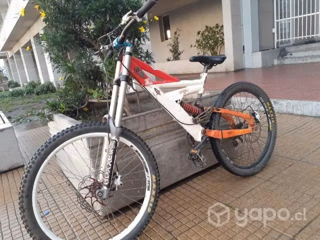 Bicicleta downhill 200 recorrido parejo
