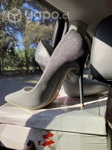 Hermosos tacones plateado brillante talla 35 - Imagen 3