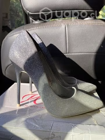 Hermosos tacones plateado brillante talla 35