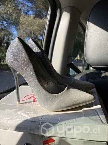 Hermosos tacones plateado brillante talla 35 - Imagen 2