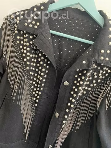 Chaqueta con tachas