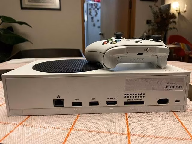 XBOX SERIES S+ 2 CONTROLES + Cargador con Pilas