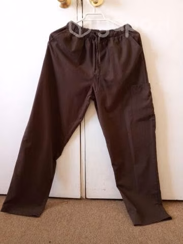 Pantalón scrub color café