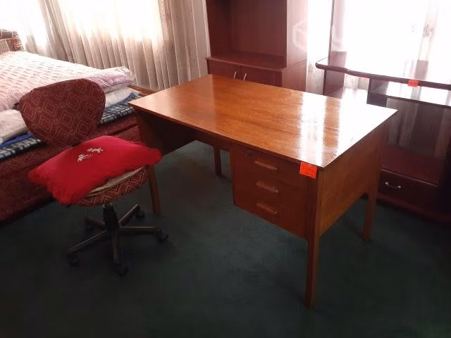 Escritorio de madera 3 cajones + silla