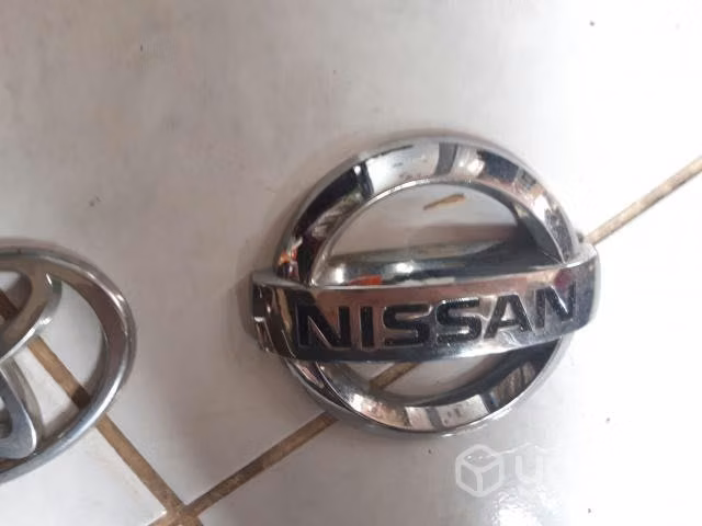 Logo o emblema nissan navara 2013