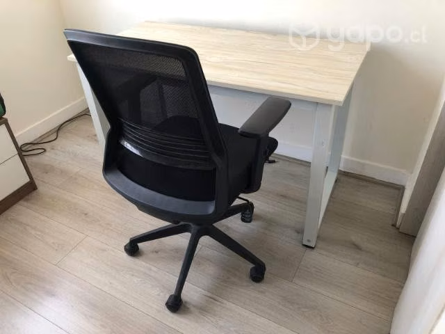 Escritorio con silla de oficina