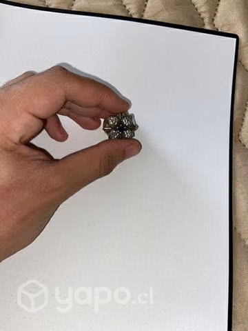 Anillo de plata con oro y un zafiro natural