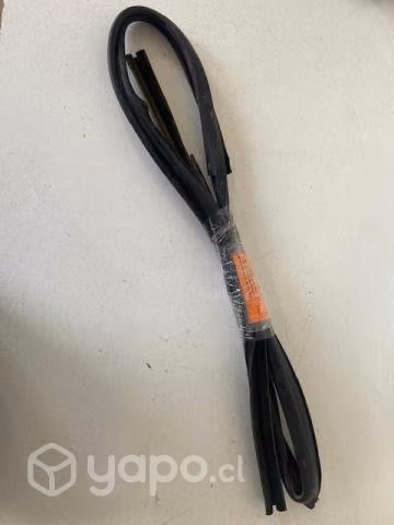 Goma vidrio puerta delantera izquier Mahindra 2016