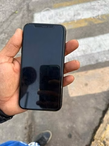 IPhone XR  y aspiradorasopladora - Imagen 3