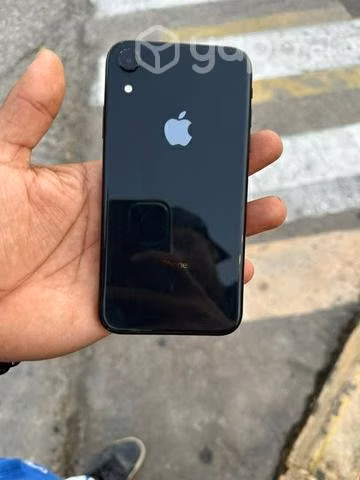 IPhone XR  y aspiradorasopladora - Imagen 2
