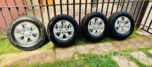 Neumaticos originales Ford Ranger r 17 con llanta - Imagen 2