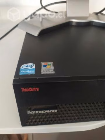 Computadora de escritorio y monitor - Imagen 3